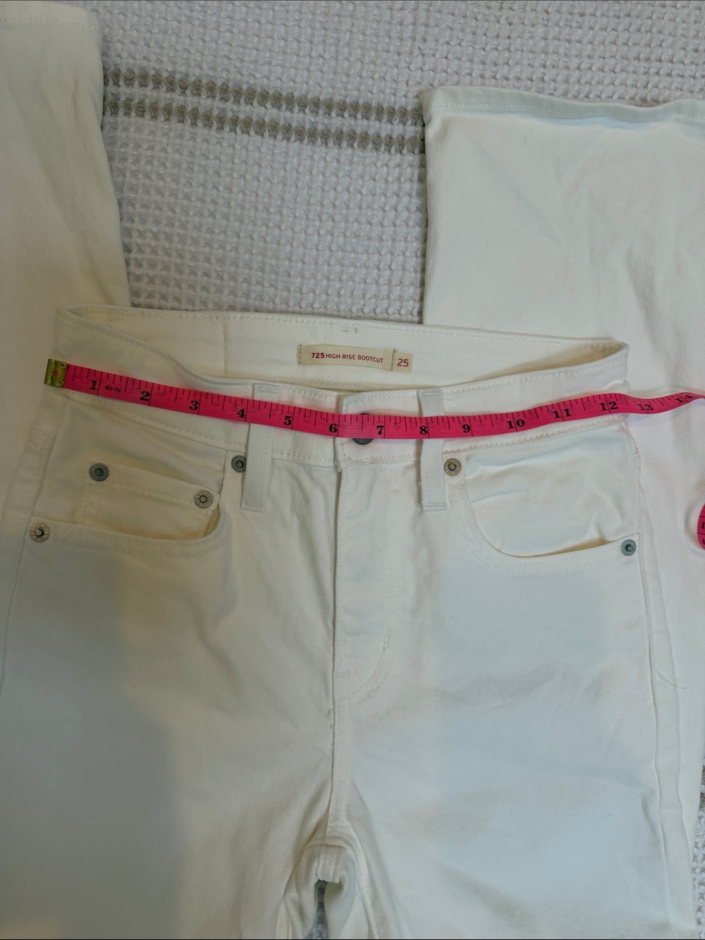 Levi’s Women’s 725 High Rise Boot Cut Jeans - Picture 9 of 9